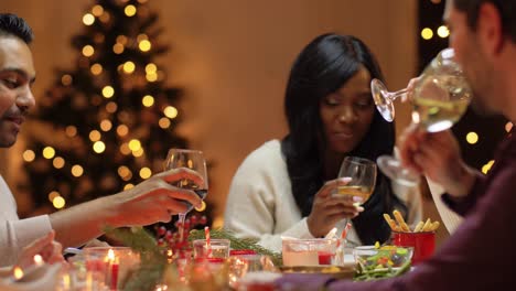 Concepto-De-Vacaciones-Y-Celebración.-Amigos-Felices-Cenando-En-Casa-Y-Comiendo-En-Navidad.