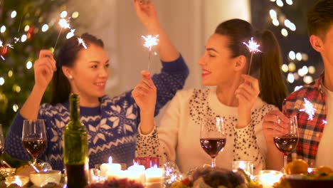 Concepto-De-Vacaciones-Y-Celebración.-Amigos-Felices-Cenando-En-Casa-Y-Comiendo-En-Navidad.