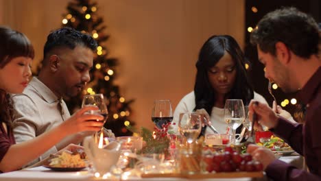 Concepto-De-Vacaciones-Y-Celebración.-Amigos-Felices-Cenando-En-Casa-Y-Comiendo-En-Navidad.