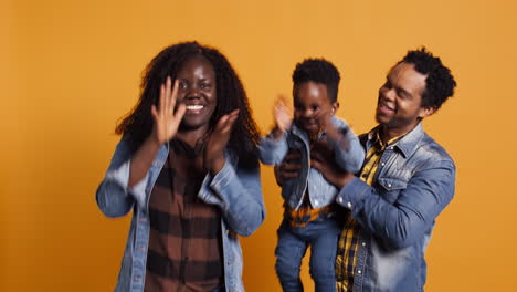 Una-Joven-Pareja-Afroamericana-Aplaudiendo-Y-Bailando-Con-Su-Pequeño-Hijo