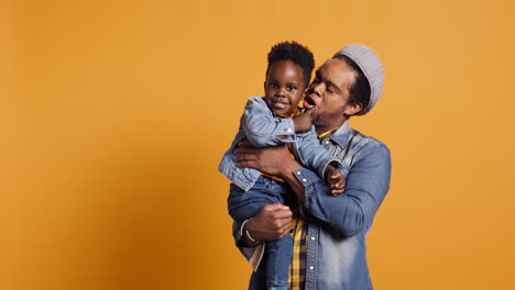 Padre-Afroamericano-Y-Niño-Lindo-Divirtiéndose-Juntos-En-El-Estudio