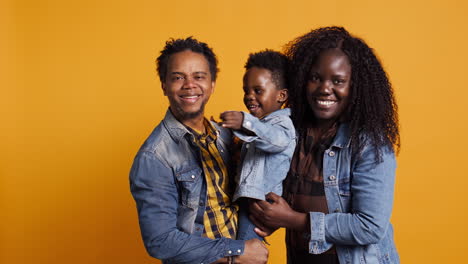 Retrato-De-Una-Familia-Afroamericana-Con-Un-Niño-Pequeño-Posando-En-El-Estudio