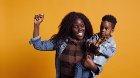 Madre-Amorosa-Actuando-Tontamente-Y-Bailando-Con-Su-Hijo-Pequeño