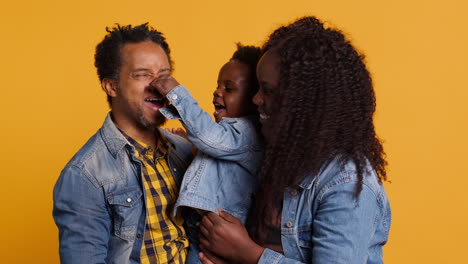 Porträt-Einer-Afroamerikanischen-Familie-Mit-Einem-Kleinen-Jungen,-Der-Im-Studio-Posiert