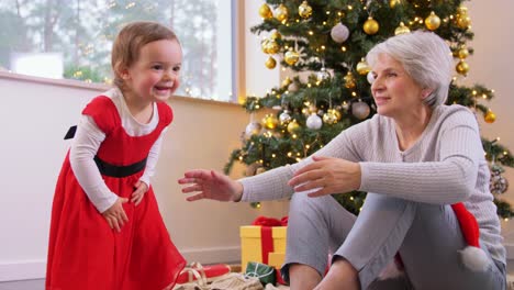 Abuela-Y-Nieta-Divirtiéndose-En-Navidad.-Navidad,-Vacaciones-Y-Concepto-Familiar.-Abuela-Feliz-Y-Nieta-Bebé-Aplaudiendo-En-Casa.