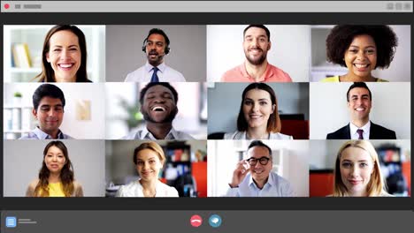 Grupo-Diverso-De-Hombres-De-Negocios-Que-Tienen-Una-Videollamada-De-Conferencia-De-Negocios-En-Línea-En-El-Monitor-De-La-Pantalla-Del-Televisor.-Grupo-Diverso-De-Hombres-De-Negocios-Que-Tienen-Una-Videollamada-De-Conferencia-De-Negocios-En-Línea-En-El-Monitor-De-La-Pantalla-Del-Televisor-En-La-Sala-De-Reuniones-De-La-Junta.-Cámara-Lenta