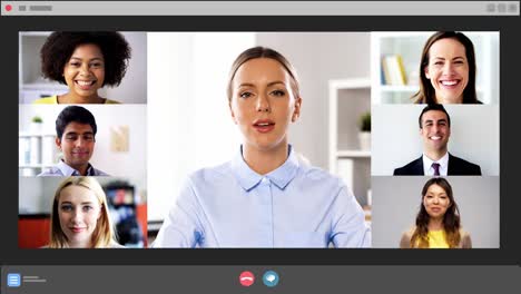 Grupo-Diverso-De-Hombres-De-Negocios-Que-Tienen-Una-Videollamada-De-Conferencia-De-Negocios-En-Línea-En-El-Monitor-De-La-Pantalla-Del-Televisor.-Grupo-Diverso-De-Hombres-De-Negocios-Que-Tienen-Una-Videollamada-De-Conferencia-De-Negocios-En-Línea-En-El-Monitor-De-La-Pantalla-Del-Televisor-En-La-Sala-De-Reuniones-De-La-Junta.-Cámara-Lenta