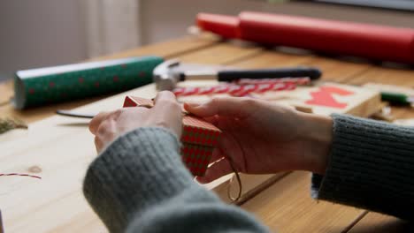 Hände,-Die-Zu-Hause-Einen-Adventskalender-Für-Weihnachten-Basteln.Winterferien-Und-Hobbykonzept-Hände-Mit-Schachtel-Und-Seil,-Die-Zu-Hause-Einen-Adventskalender-Basteln-Oder-Weihnachtsgeschenke-Verpacken