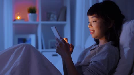 Frau-Mit-Smartphone-Im-Bett-Zu-Hause-In-Der-Nacht.Technologie,-Internet,-Kommunikation-Und-Menschen-Konzept-Junge-Afroamerikanische-Frau-Mit-Smartphone-Im-Bett-Zu-Hause-In-Der-Nacht-Liegen