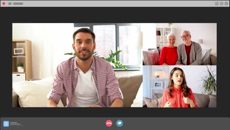 Familia-Feliz-Teniendo-Una-Videollamada-Por-Teléfono-Celular-Durante-La-Celebración-Navideña-En-Casa.Punto-De-Vista-O-Punto-De-Vista-De-Una-Familia-Multigeneracional-Feliz-Teniendo-Una-Videollamada-Por-Teléfono-Celular-Con-Familiares-O-Amigos-Durante-La-Celebración-Navideña-En-Casa.-Personas-Deseando-En-Línea-Un-Feliz-Año-Nuevo.