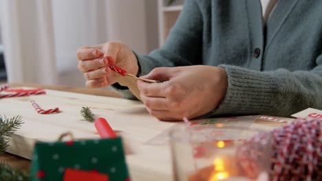 Hände,-Die-Zu-Hause-Einen-Adventskalender-Für-Weihnachten-Basteln.Winterferien-Und-Hobbykonzept-Hände-Mit-Schachtel-Und-Seil,-Die-Zu-Hause-Einen-Adventskalender-Basteln-Oder-Weihnachtsgeschenke-Verpacken