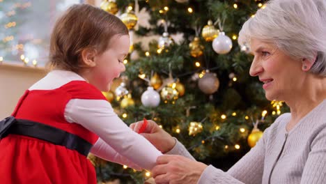 Abuela-Y-Nieta-Abriendo-Regalo-De-Navidad.-Navidad,-Vacaciones-Y-Concepto-Familiar.-Abuela-Feliz-Y-Nieta-Abriendo-Caja-De-Regalo-En-Casa.