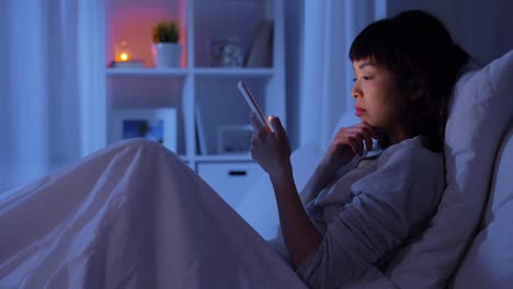 Frau-Mit-Smartphone-Im-Bett-Zu-Hause-In-Der-Nacht.Technologie,-Internet,-Kommunikation-Und-Menschen-Konzept-Junge-Afroamerikanische-Frau-Mit-Smartphone-Im-Bett-Zu-Hause-In-Der-Nacht-Liegen