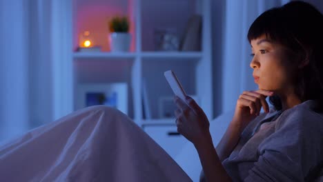 Mujer-Con-Teléfono-Inteligente-En-La-Cama-En-Casa-Por-La-Noche.-Tecnología,-Internet,-Comunicación-Y-Concepto-De-Personas.-Mujer-Afroamericana-Joven-Con-Teléfono-Inteligente-Acostada-En-La-Cama-En-Casa-Por-La-Noche.