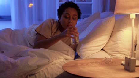 Mujer-Despertándose-Por-La-Noche-Y-Bebiendo-Agua.-Concepto-De-Personas,-Hora-De-Acostarse-Y-Sed.-Mujer-Afroamericana-Despertándose-Por-La-Noche-Y-Bebiendo-Agua-En-Casa.