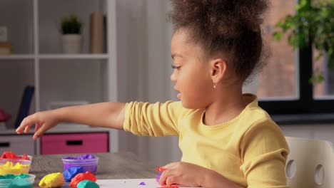 Niña-Afroamericana-Jugando-Con-Plastilina-En-Casa.-Concepto-De-Infancia,-Creatividad-Y-Pasatiempo.-Niña-Afroamericana-Jugando-Con-Plastilina-En-Casa.