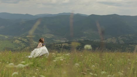 Hermosa-Novia-Con-Vestido-De-Novia-Corriendo-Por-Las-Colinas-De-Las-Montañas