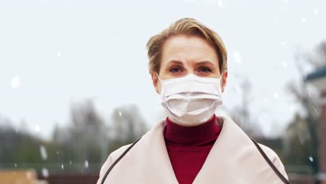 Hermosa-Mujer-Caucásica-Con-Máscara-Médica-Para-Protegerse-De-La-Contaminación-Por-Covid-19.-Hermosa-Mujer-Caucásica-Con-Máscara-Médica-Para-Protegerse-De-La-Contaminación-Por-Covid-19.-Mujer-Joven-Parada-En-La-Calle-Y-Mirando-A-La-Cámara.-Virus,-Pandemia,-Concepto-De-Seguridad.