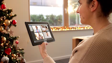 Mujer-Con-Tablet-Pc-Tiene-Videollamada-En-Navidad.-Concepto-De-Navidad,-Tecnología-Y-Vacaciones:-Primer-Plano-De-Una-Mujer-Con-Tablet-Pc-Teniendo-Videollamada-Con-Amigos-En-Casa