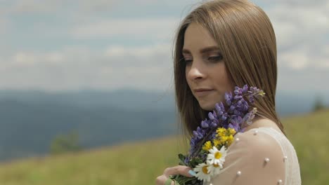 Nahaufnahme-Des-Gesichts-Der-Braut.-Braut-Im-Hochzeitskleid-Mit-Blumenstrauß