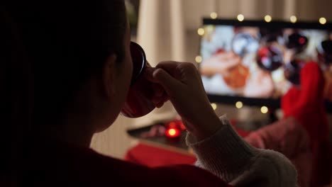 Gelangweilte-Junge-Frau-Vor-Dem-Fernseher,-Die-Zu-Hause-Auf-Dem-Sofa-Liegt.-Vertikales-HD-Video-Einer-Gelangweilten-Jungen-Frau-Vor-Dem-Fernseher,-Die-Zu-Hause-Auf-Dem-Sofa-Liegt.-Freizeit--Und-Häusliches-Lifestyle-Konzept