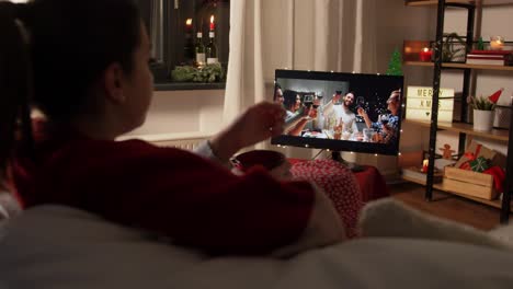 Mujer-Joven-Aburrida-Mirando-Televisión-Recostada-En-Un-Sofá-En-Casa.-Video-HD-Vertical-De-Una-Mujer-Joven-Aburrida-Mirando-Televisión-Recostada-En-Un-Sofá-En-Casa.-Concepto-De-Ocio-Y-Estilo-De-Vida-Doméstico