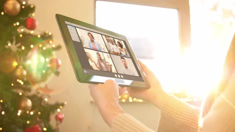 Frau-Mit-Tablet-PC-Führt-Zu-Weihnachten-Videoanrufe.-Weihnachts-,-Technologie--Und-Feiertagskonzept-–-Nahaufnahme-Einer-Frau-Mit-Tablet-PC,-Die-Zu-Hause-Mit-Freunden-Per-Videoanruf-Telefoniert