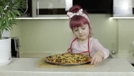 Pizza-Kochen.-Kleines-Kind-In-Schürze-Mit-Frisch-Gebackener-Heißer-Pizza-In-Der-Küche