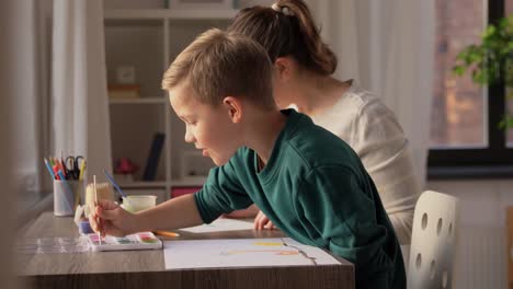 Asiatische-Mutter-Und-Kleiner-Sohn-Zeichnen-Und-Malen-Mit-Buntstiften.-Asiatische-Mutter-Und-Kleiner-Sohn-Zeichnen-Und-Malen-Mit-Buntstiften.-Frau-Und-Kleiner-Junge-Malen-Gerne-Gemeinsam-Mit-Buntstiften-Auf-Papier.