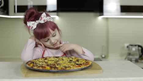 Pizza-Kochen.-Kleines-Kind-In-Schürze-Mit-Frisch-Gebackener-Heißer-Pizza-In-Der-Küche