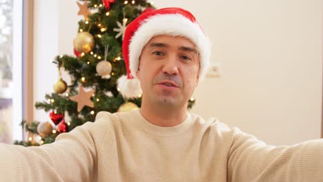 Hombre-Haciendo-Contenido-Para-Un-Videoblog-Sobre-Navidad.-Concepto-De-Navidad,-Tecnología-Y-Vacaciones:-Hombre-De-Mediana-Edad-Feliz-Haciendo-Contenido-Para-Un-Videoblog-En-Casa