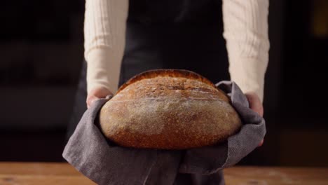 Eine-Bäckerin-Knetet-Den-Teig-Zum-Backen-Von-Selbstgebackenem-Brot.-Eine-Bäckerin-Knetet-Den-Teig-Zum-Backen-Von-Selbstgebackenem-Brot.-In-Der-Küche-Wird-Köstliches-Gebäck-Und-Kuchen-Zubereitet.-Hochwertiges-4K-Filmmaterial