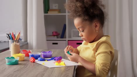 Niña-Afroamericana-Jugando-Con-Plastilina-En-Casa.-Concepto-De-Infancia,-Creatividad-Y-Pasatiempo.-Niña-Afroamericana-Jugando-Con-Plastilina-En-Casa.