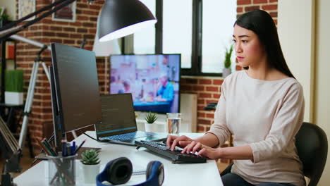 Professioneller-Softwareentwickler-Tippt-Code-Auf-Einem-Laptop-In-Einem-Eleganten-Arbeitsbereich