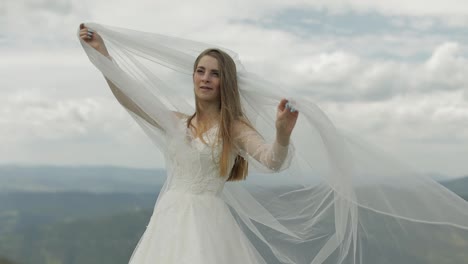 Hermosa-Novia-Con-Vestido-De-Novia-Y-Velo-En-Las-Montañas.-Cámara-Lenta