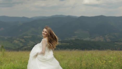 Hermosa-Novia-Con-Vestido-De-Novia-Corriendo-Por-Las-Colinas-De-Las-Montañas