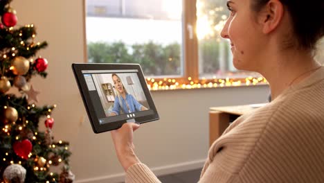 Mujer-Con-Tablet-Pc-Tiene-Videollamada-En-Navidad.-Concepto-De-Navidad,-Tecnología-Y-Vacaciones:-Primer-Plano-De-Una-Mujer-Con-Tablet-Pc-Teniendo-Videollamada-Con-Amigos-En-Casa