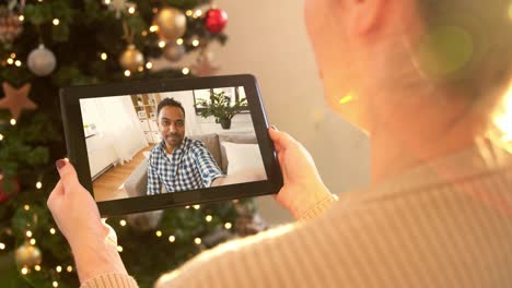 Frau-Mit-Tablet-PC-Führt-Zu-Weihnachten-Videoanrufe.-Weihnachts-,-Technologie--Und-Feiertagskonzept-–-Nahaufnahme-Einer-Frau-Mit-Tablet-PC,-Die-Zu-Hause-Mit-Freunden-Per-Videoanruf-Telefoniert