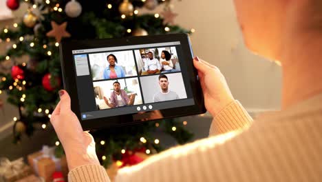 Frau-Mit-Tablet-PC-Führt-Zu-Weihnachten-Videoanrufe.-Weihnachts-,-Technologie--Und-Feiertagskonzept-–-Nahaufnahme-Einer-Frau-Mit-Tablet-PC,-Die-Zu-Hause-Mit-Freunden-Per-Videoanruf-Telefoniert