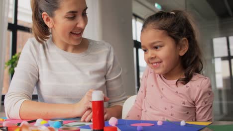 Madre-E-Hija-Chocando-Los-Cinco-En-Casa.-Concepto-De-Familia,-Maternidad-Y-Ocio:-Madre-Pasando-Tiempo-Con-Su-Pequeña-Hija-Y-Chocando-Los-Cinco-En-Casa