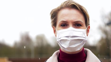 Hermosa-Mujer-Caucásica-Con-Máscara-Médica-Para-Protegerse-De-La-Contaminación-Por-Covid-19.-Hermosa-Mujer-Caucásica-Con-Máscara-Médica-Para-Protegerse-De-La-Contaminación-Por-Covid-19.-Mujer-Joven-Parada-En-La-Calle-Y-Mirando-A-La-Cámara.-Virus,-Pandemia,-Concepto-De-Seguridad.