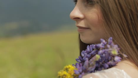 Nahaufnahme-Des-Gesichts-Der-Braut.-Braut-Im-Hochzeitskleid-Mit-Blumenstrauß