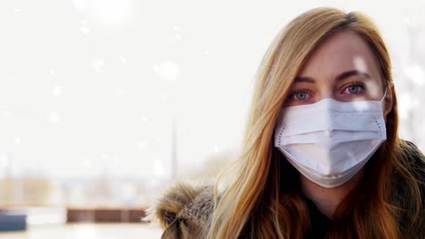 Hermosa-Mujer-Caucásica-Con-Máscara-Médica-Para-Protegerse-De-La-Contaminación-Por-Covid-19.-Hermosa-Mujer-Caucásica-Con-Máscara-Médica-Para-Protegerse-De-La-Contaminación-Por-Covid-19.-Mujer-Joven-Parada-En-La-Calle-Y-Mirando-A-La-Cámara.-Virus,-Pandemia,-Concepto-De-Seguridad.