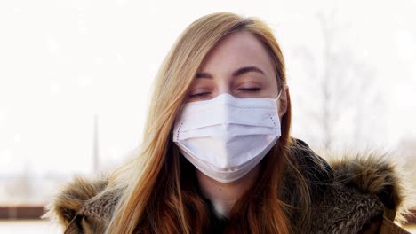 Hermosa-Mujer-Caucásica-Con-Máscara-Médica-Para-Protegerse-De-La-Contaminación-Por-Covid-19.-Hermosa-Mujer-Caucásica-Con-Máscara-Médica-Para-Protegerse-De-La-Contaminación-Por-Covid-19.-Mujer-Joven-Parada-En-La-Calle-Y-Mirando-A-La-Cámara.-Virus,-Pandemia,-Concepto-De-Seguridad.