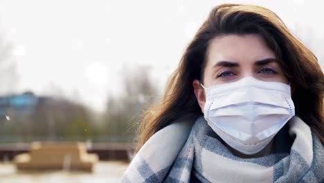 Hermosa-Mujer-Caucásica-Con-Máscara-Médica-Para-Protegerse-De-La-Contaminación-Por-Covid-19.-Hermosa-Mujer-Caucásica-Con-Máscara-Médica-Para-Protegerse-De-La-Contaminación-Por-Covid-19.-Mujer-Joven-Parada-En-La-Calle-Y-Mirando-A-La-Cámara.-Virus,-Pandemia,-Concepto-De-Seguridad.