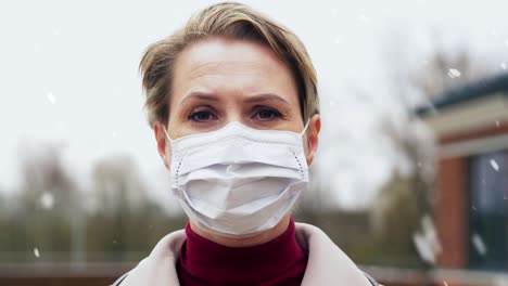 Hermosa-Mujer-Caucásica-Con-Máscara-Médica-Para-Protegerse-De-La-Contaminación-Por-Covid-19.-Hermosa-Mujer-Caucásica-Con-Máscara-Médica-Para-Protegerse-De-La-Contaminación-Por-Covid-19.-Mujer-Joven-Parada-En-La-Calle-Y-Mirando-A-La-Cámara.-Virus,-Pandemia,-Concepto-De-Seguridad.