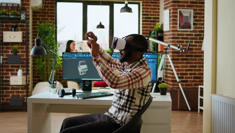 Afroamerikanischer-Softwareentwickler,-Der-Mit-Einem-Virtual-Reality-Headset-Arbeitet