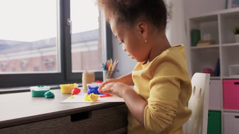 Niña-Afroamericana-Jugando-Con-Plastilina-En-Casa.-Concepto-De-Infancia,-Creatividad-Y-Pasatiempo.-Niña-Afroamericana-Jugando-Con-Plastilina-En-Casa.