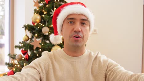 Mann-Erstellt-Inhalte-Für-Videoblog-Zu-Weihnachten.-Konzept-Weihnachten,-Technologie-Und-Feiertage-–-Glücklicher-Mann-Mittleren-Alters-Erstellt-Zu-Hause-Inhalte-Für-Videoblog