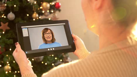 Frau-Mit-Tablet-PC-Führt-Zu-Weihnachten-Videoanrufe.-Weihnachts-,-Technologie--Und-Feiertagskonzept-–-Nahaufnahme-Einer-Frau-Mit-Tablet-PC,-Die-Zu-Hause-Mit-Freunden-Per-Videoanruf-Telefoniert